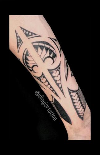 татуировка фигур на руке в черно белом стиле