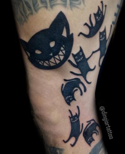татуювання котиків на нозі в чьорно білому стилі 