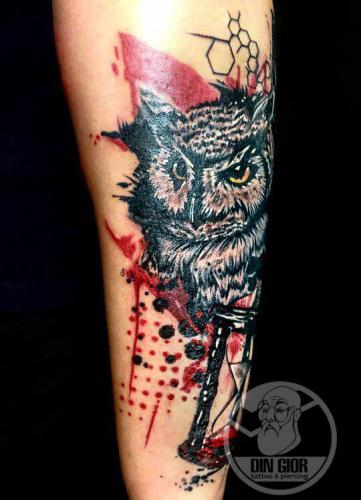 татуювання сови на руці в стилі реалізм