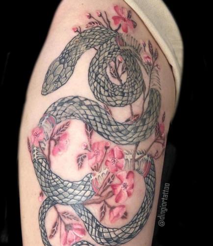 татуювання змії на сакурі на руці