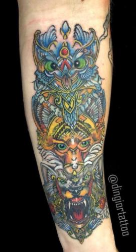 татуировка в стиле абстракта в цвете на руке