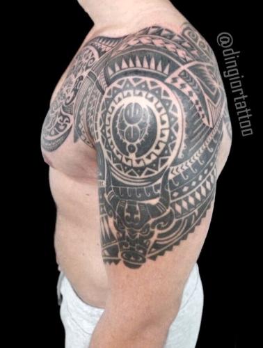 татуювання біомеханіка на плечі чоловіка в реалізмі