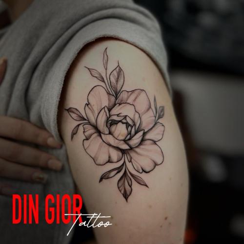 татуювання квітки в стилі реалізм в черно білом стилі