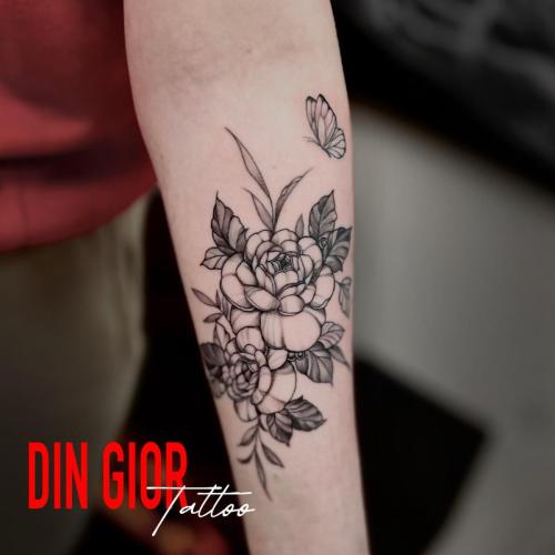 татуировка цветка на руке в черно белом стиле