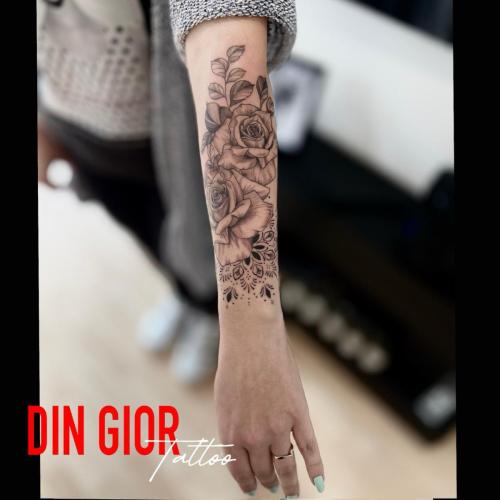 татуювання рози в стилі реалізм в черно білом стилі на руці