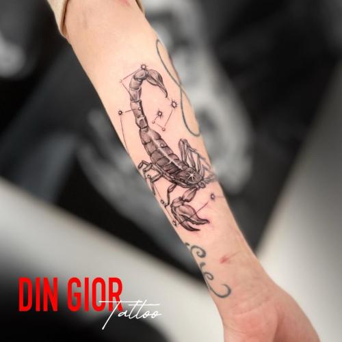 татуювання скорпіона в черно белом стилі