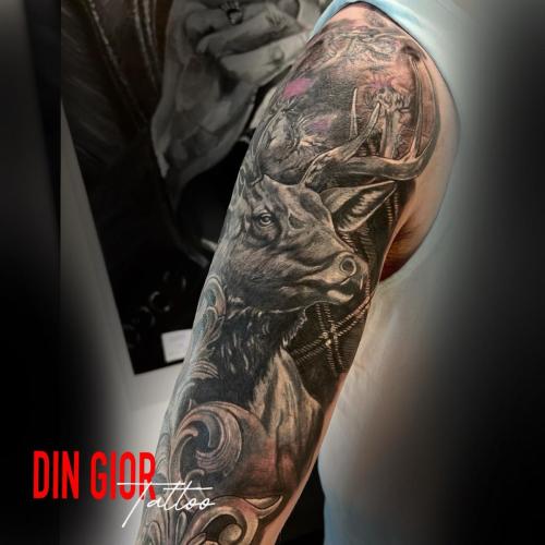 татуировка в стиле реализм на руке мужчини