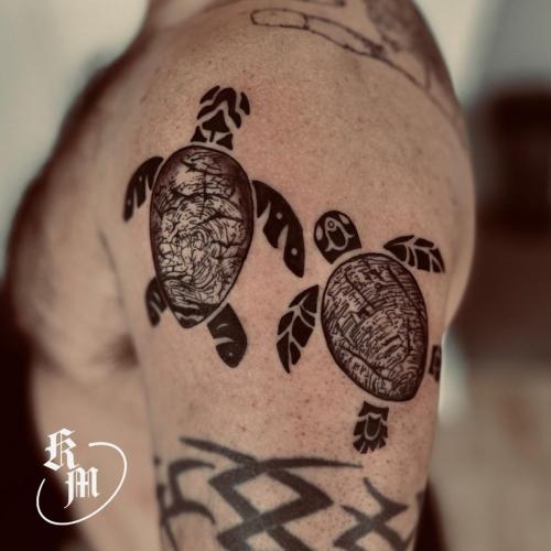 татуировка двух черепах на руке в черно белом стиле