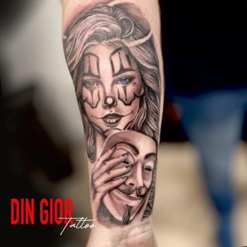 татуировка женщини которая снимает маску анонимуса в стиле реализм