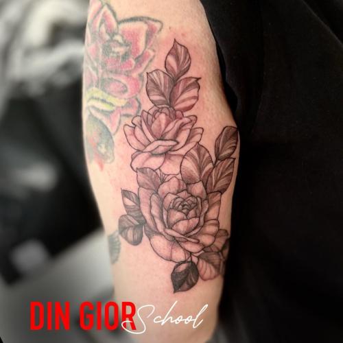 татуювання квітки в реалізмі в черно белом
