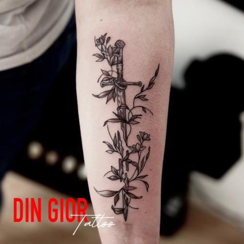 татуировка в стиле реализм цветка в черно-белом стиле