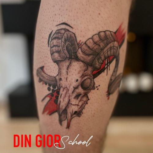 татуировка черепа козла в стиле реализмс линией за черепом