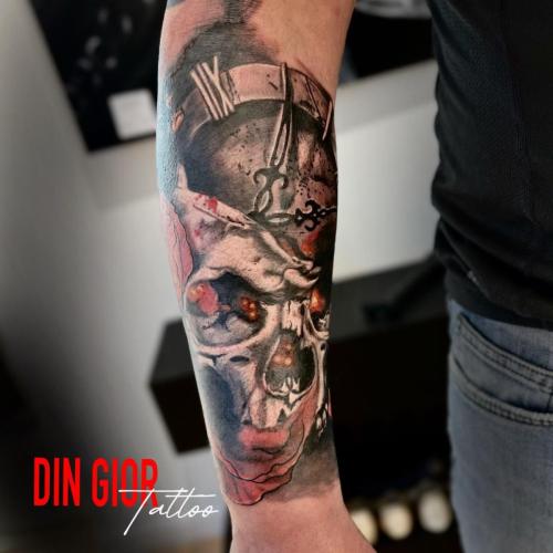 татуювання черепа з якого вилазе годинник в стилі реалізм