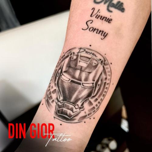 тату железного человека на руке с железным человеком