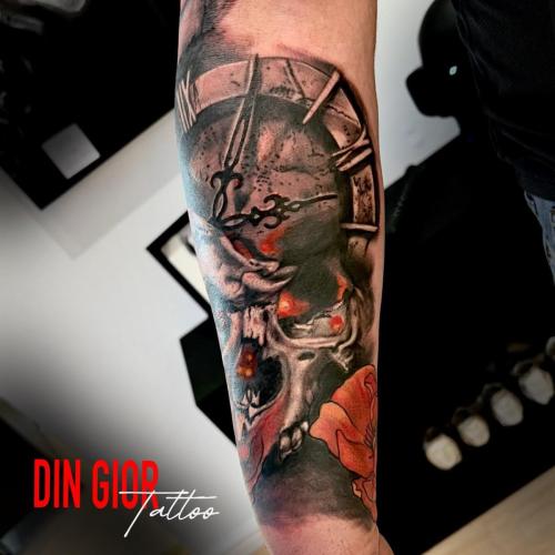 татуировка черепа из головы которого вылезают часыв стиле реализм