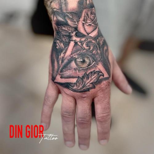 татуировка глаза на руке вреализме в черно белом стиле