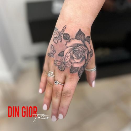 татуировка цветка реализм в стиле в черно белом