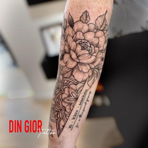 татуировка цветка реализм в стиле в черно белом