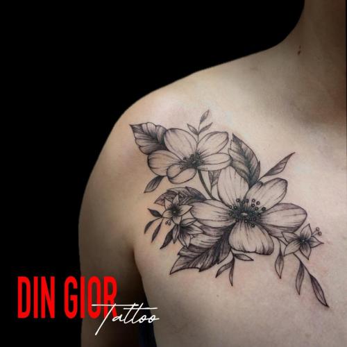 татуировка цветка реализм в стиле в черно белом
