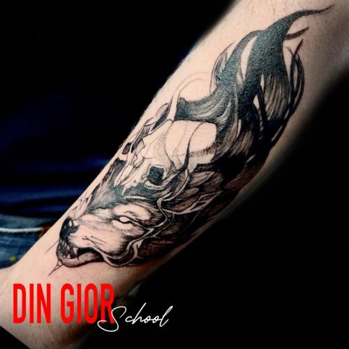 татуювання монстра на руці в чорно білому стилі