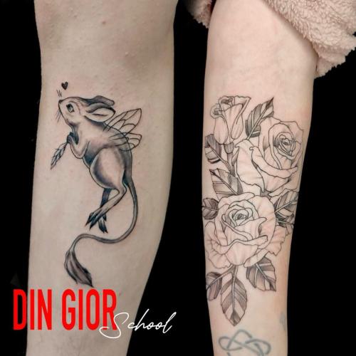 татуировка цветка с бабочкой на цветке в стиле реализм в стиле 