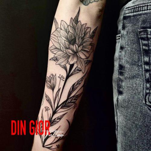 татуировка цветка с бабочкой на цветке в стиле реализм в стиле 